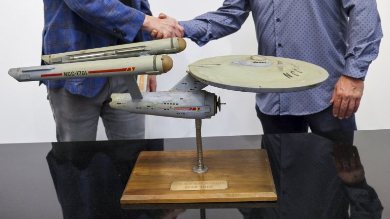 Първият модел на космическия кораб "Ентърпрайз" е върнат на сина на създателя "Стар Трек"