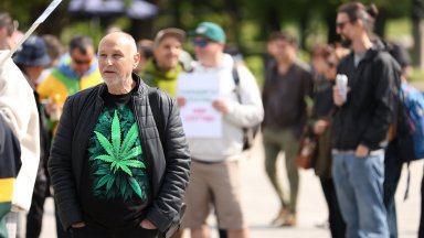 "Канабисът лекува": Протестиращи поискаха легализиране на марихуаната у нас