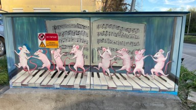 "Котешкия марш" или мишки танцуващи хоро в центъра на София