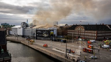 Спасени са 99% от артефактите в изгорялата историческа сграда на старата фондова борса в Копенхаген