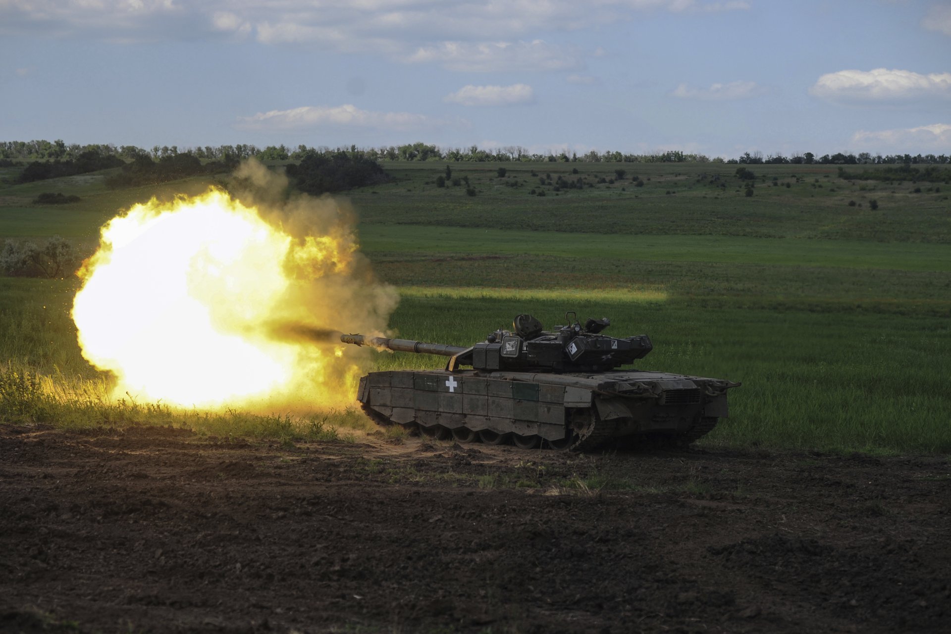 Украински танк обстрелва руски позиции на фронтовата линия край град Часов Яр, 7 юни 2023 г.