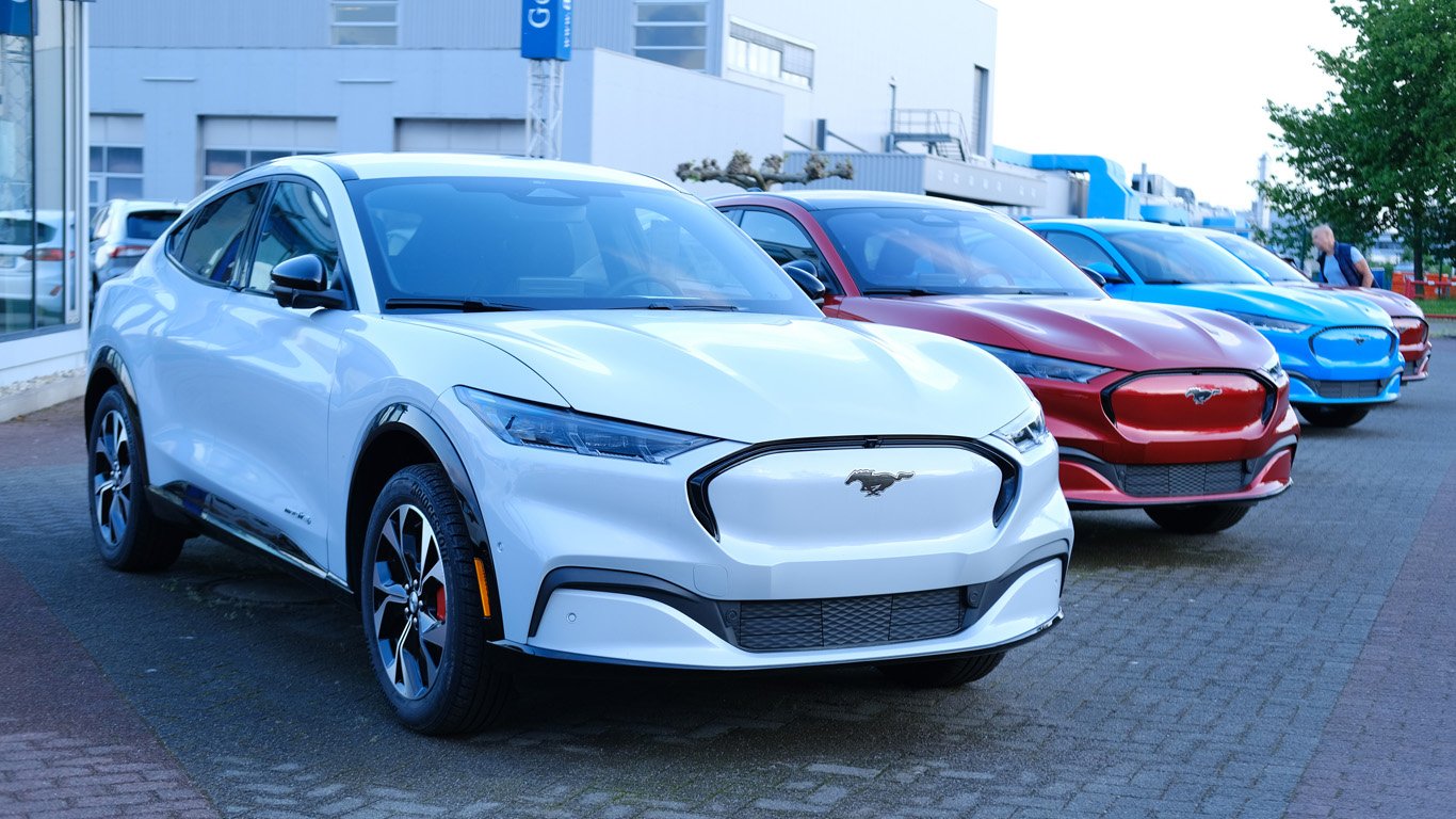 General Motors и Ford се връщат към автомобилите с бензинови двигатели