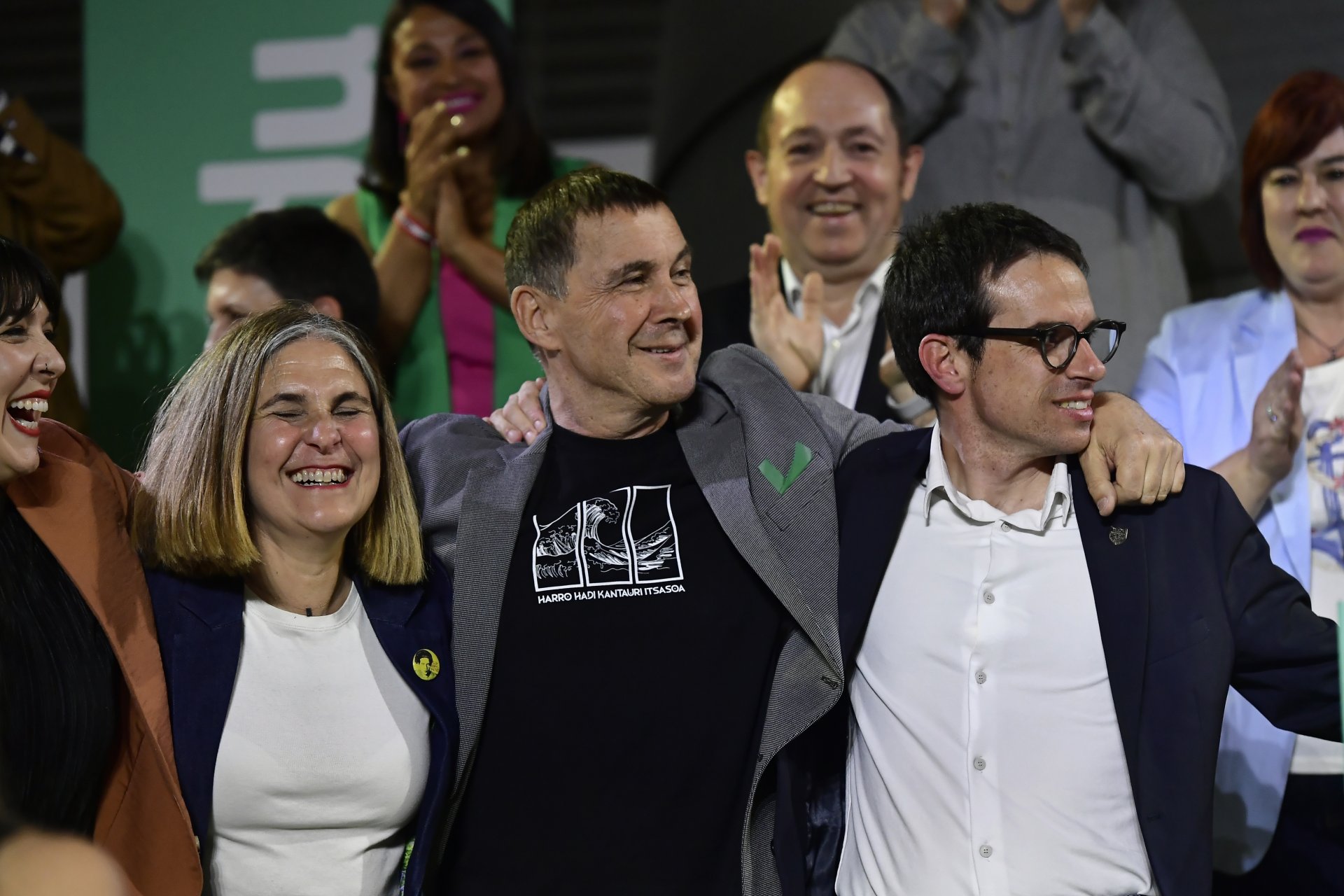 Лидерът на коалиция "Билду" Арналдо Отеги (в средата) празнува след обявяването на исторически успех на регионалните избори в испанската автономна област Страната на баските
