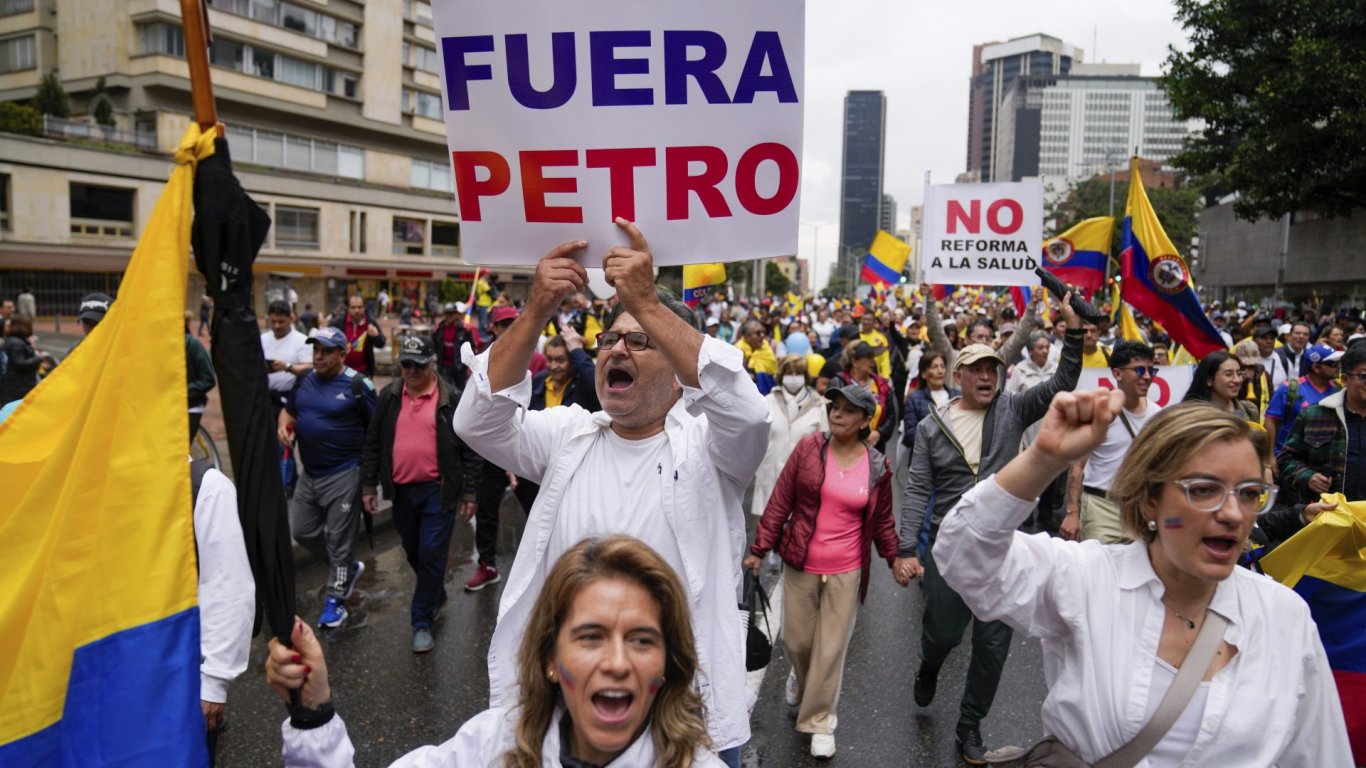 Десетки хиляди колумбийци протестираха срещу реформите на правителството на Густаво Петро