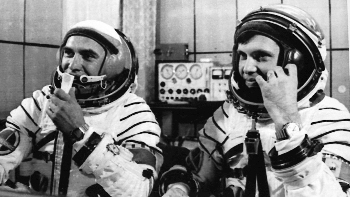 Байконур (14 май 1981) Международният екипаж на космическия кораб "Союз-40" с командир Леонид Попов (вдясно) и космонавтът изследовател Думитру Прунариу заснети преди полета