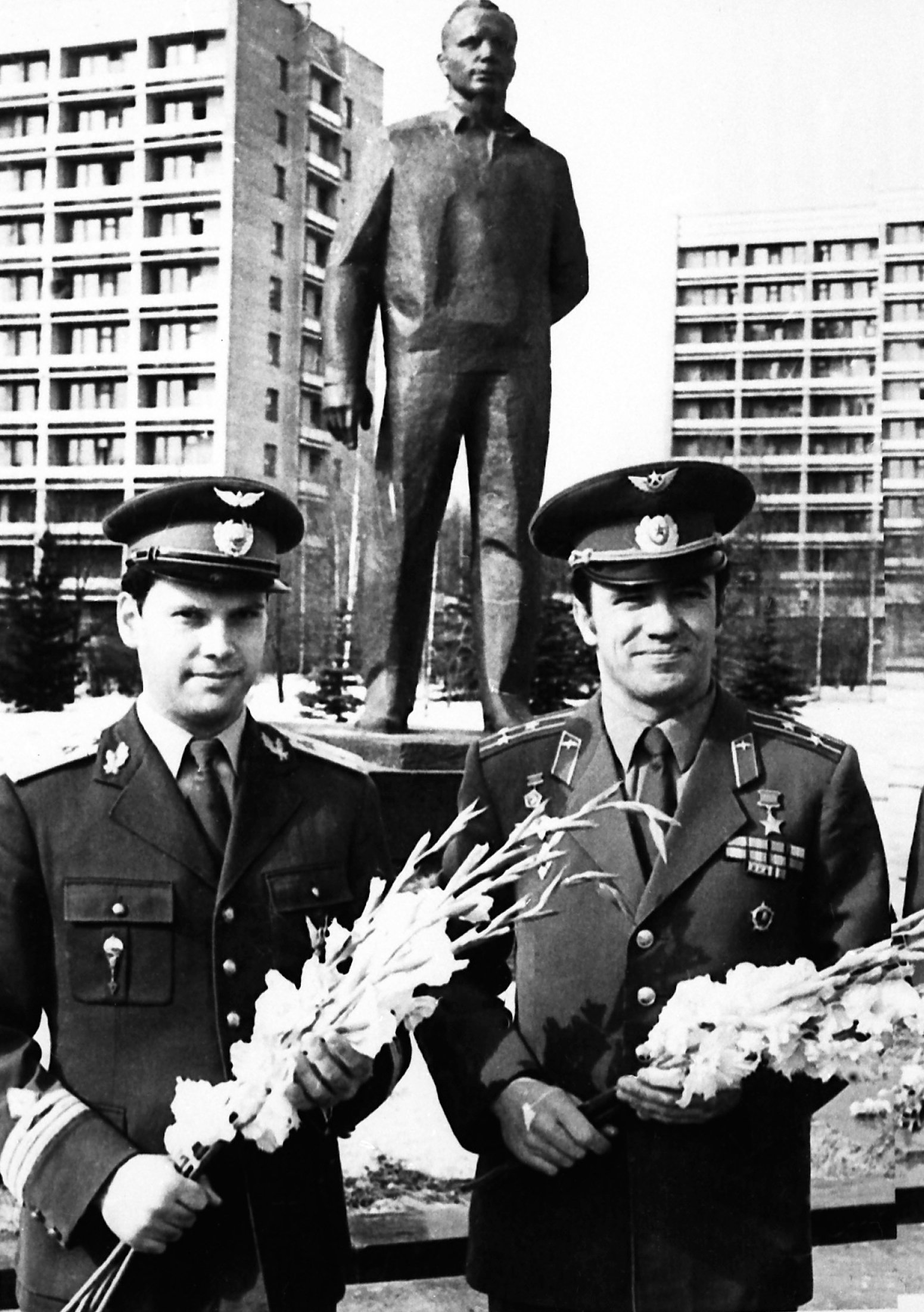 Съветският космонавт Леонид Попов (вдясно) и космонавтът- изследовател Думитру Прунариу заснети пред паметника на Юрий Гагарин в Звездното градче