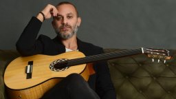 Турският майстор на фретлес китарата Дженк Ердоган отново в София