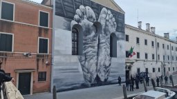Маурицио Кателан нарисува мръсни и наранени стъпала на стената на венецианския женски затвор