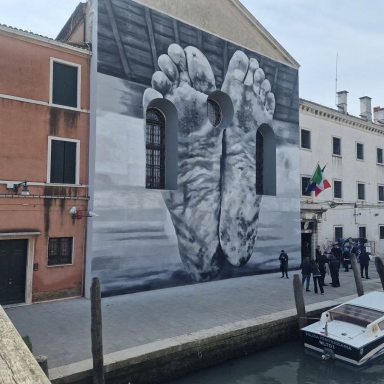 Маурицио Кателан нарисува мръсни и наранени стъпала на стената на венецианския женски затвор