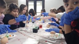 Над 400 деца в Разград вече боядисват великденски яйца (снимки)