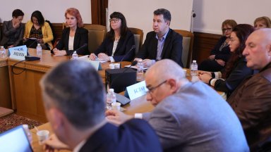 Здравният министър Галя Кондева информира депутатите в здравната комисия която
