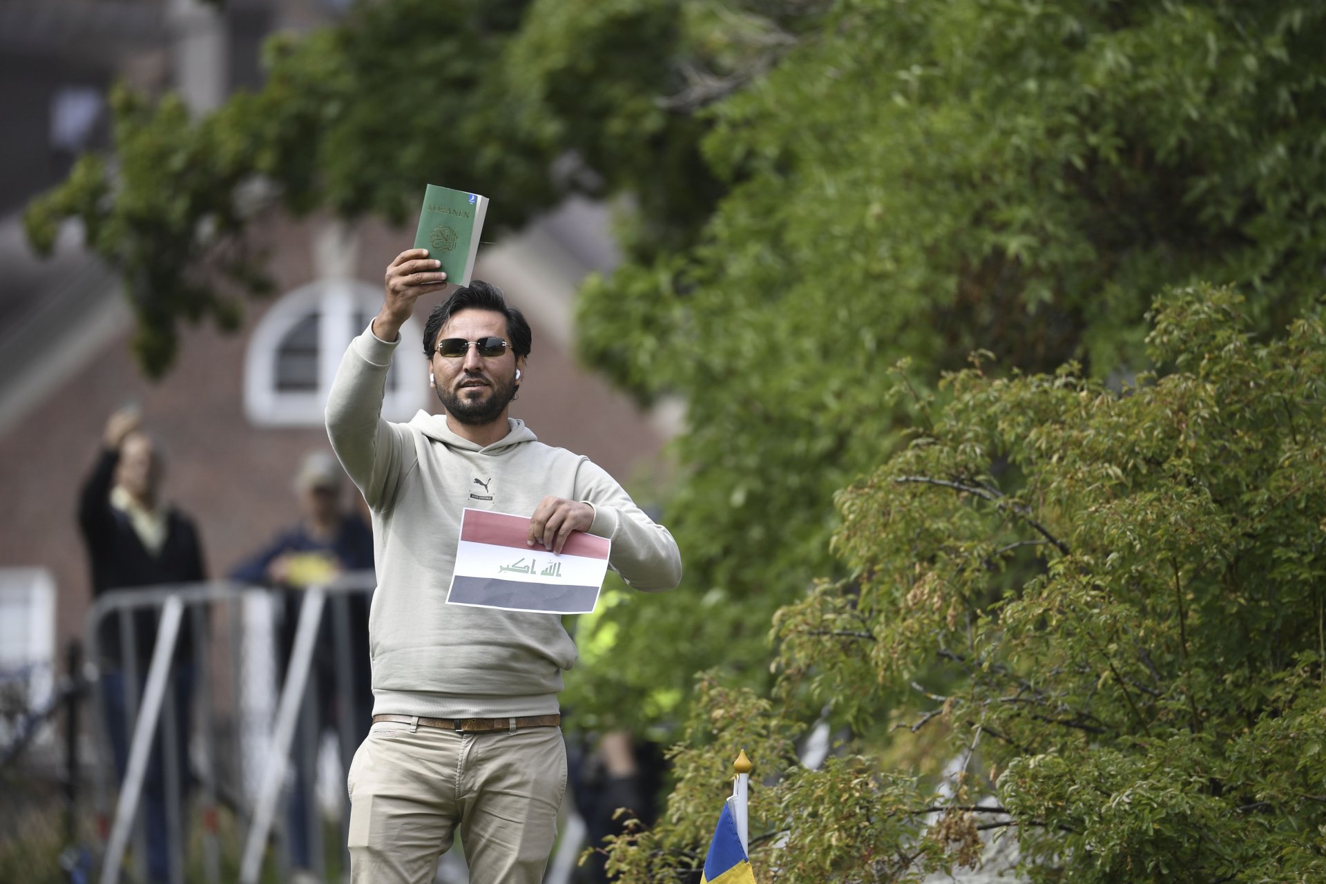 Протестиращият Салван Момика се готви да изгори копие на Корана пред сградата на посолството на Ирак в шведската столица Стокхолм, 20 юли 2023 г.