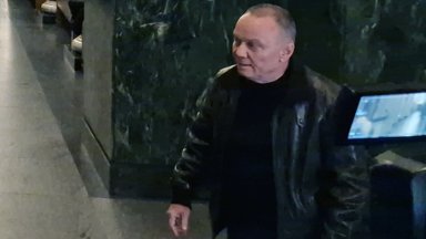 Останалите в групата са вече бившият директор на Агенция Митници