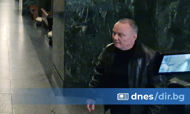 Останалите в групата са вече бившият директор на Агенция Митници