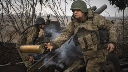 Ожесточени боеве в Очеретине, Русия подсилва офанзивата с още военни части 