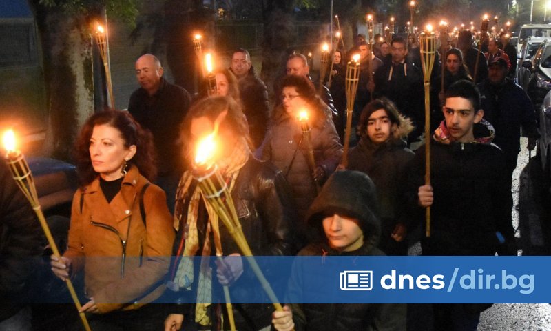 Снимка: Факелно шествие във Варна почете 109 години от арменския геноцид