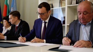 Под документа подписите си поставиха още заместник председателят на здравната федерация