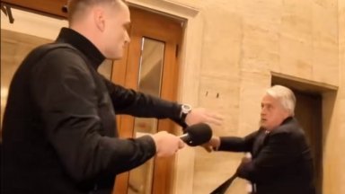 Замахване с чадър и избиване на телефон: Бойко Рашков се ядоса на журналисти (видео)