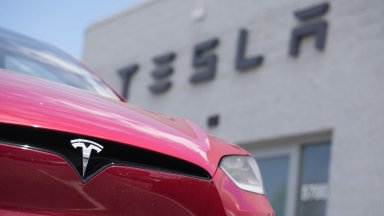 Илон Мъск се съгласи да пусне автопилота Tesla FSD в Китай