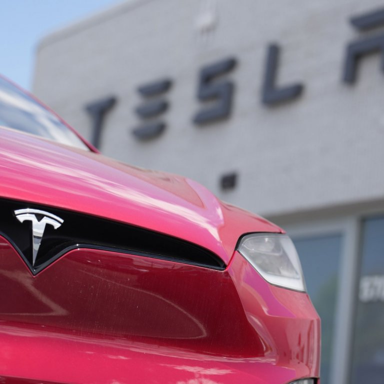 Илон Мъск се съгласи да пусне автопилота Tesla FSD в Китай