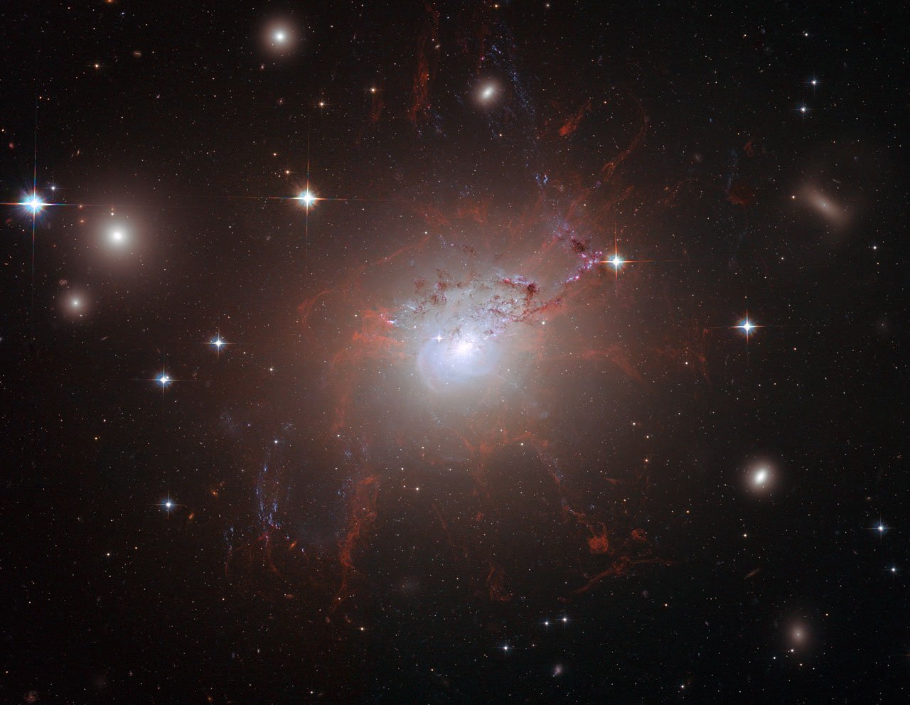 Магнитното чудовище NGC 1275 (Сейфертова галактика)