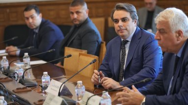 Пред комисията Асен Василев отрече да познава Марин и Стефан