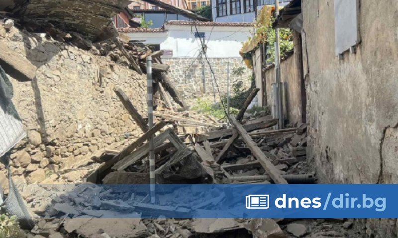 Снимка: Рухна къща в Старинен Пловдив, помислили, че е земетресение
