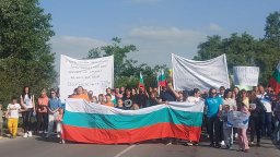Жители на Брестовица блокираха Околовръстния път на Пловдив с искане за чиста питейна вода