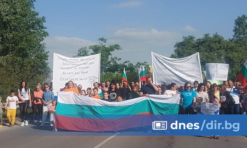 Плакати с надписи Брестовица е изправена пред геноцид, Стига празни