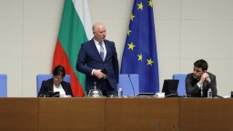Парламентът обсъжда предсрочното отстраняване на Росен Желязков, ГЕРБ и ДПС напуснаха залата