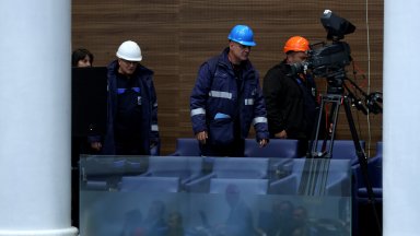 Гласуването се проведе на фона на миньорските протести пред парламента