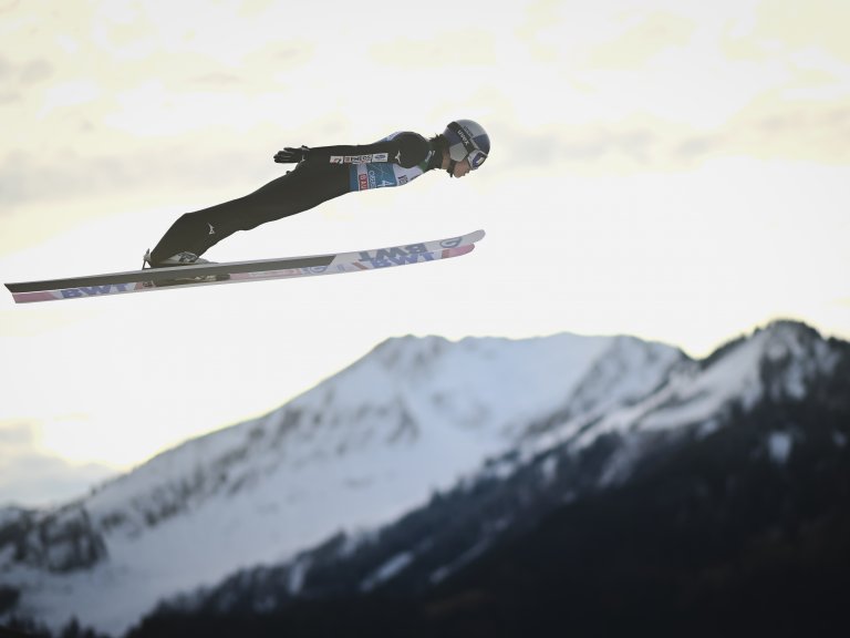 Опит за летене: Японец скочи 291 метра със ски, но рекордът му не бе зачетен (Видео)