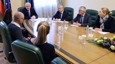 Главчев увери че нито за ден институциите не са спрели