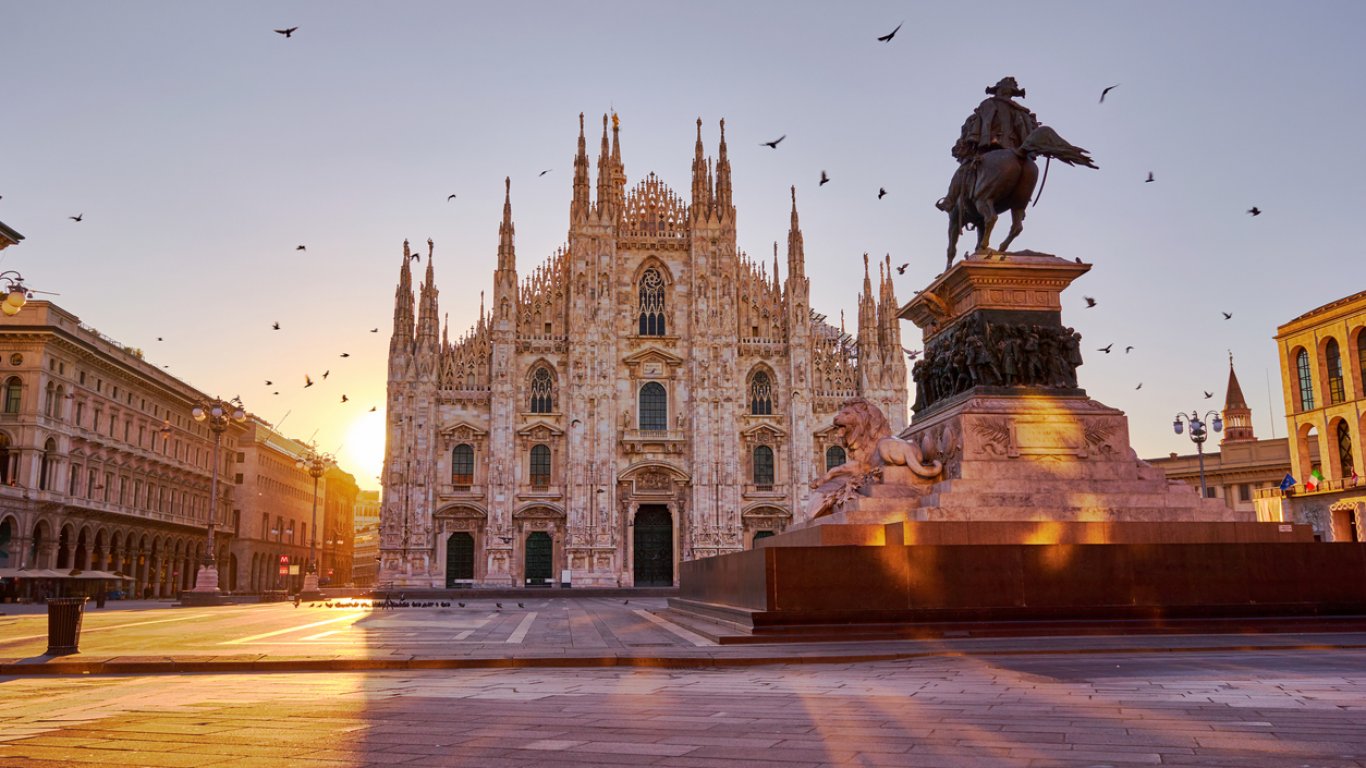 Италия във война със свръхтуризма: Милано забранява продажбата на сладолед и пица след полунощ