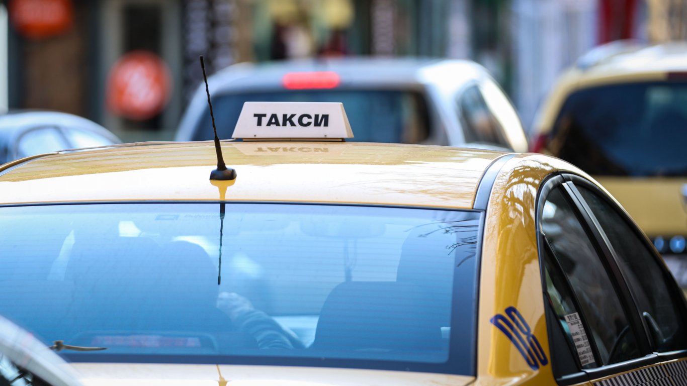 От 1 май минималната дневна тарифа на такситата във Варна става 1,30 лева