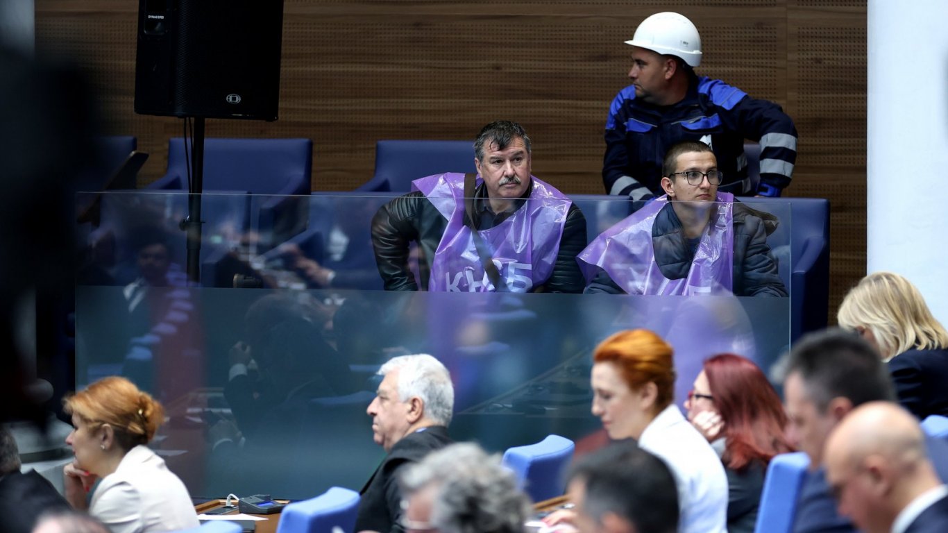 Протестиращите енергетици и миньори наблюдаваха дебатите отвътре в  пленарната зала