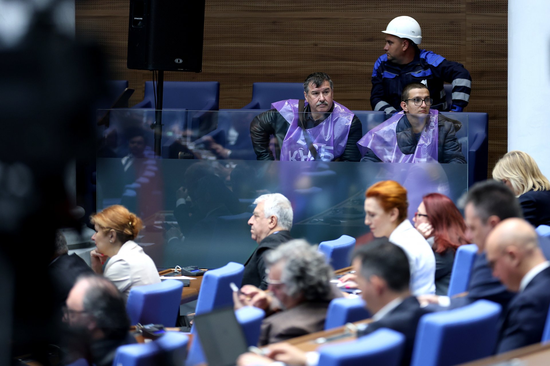 Протестиращите енергетици и миньори наблюдаваха дебатите отвътре в  пленарната зала