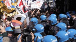 Сблъсъци между протестиращи и полиция във Венеция заради туристическата такса