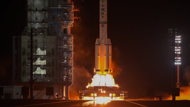 Китай изстреля трима души към космическата си станция