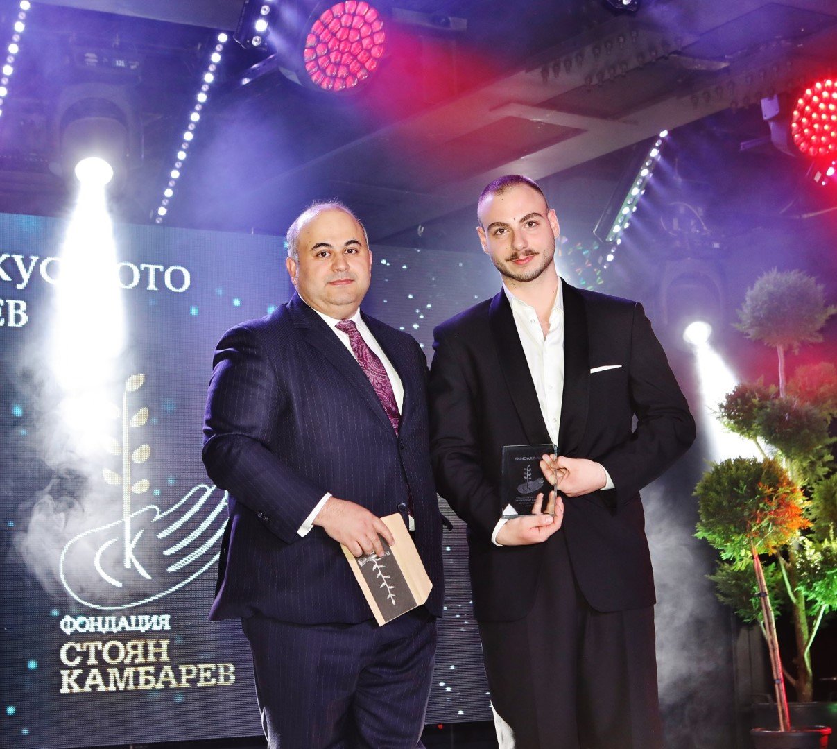 Борислав Вангеев връчи специалната награда на УниКредит Булбанк на визуалния артист Невелин Иванов-Нево