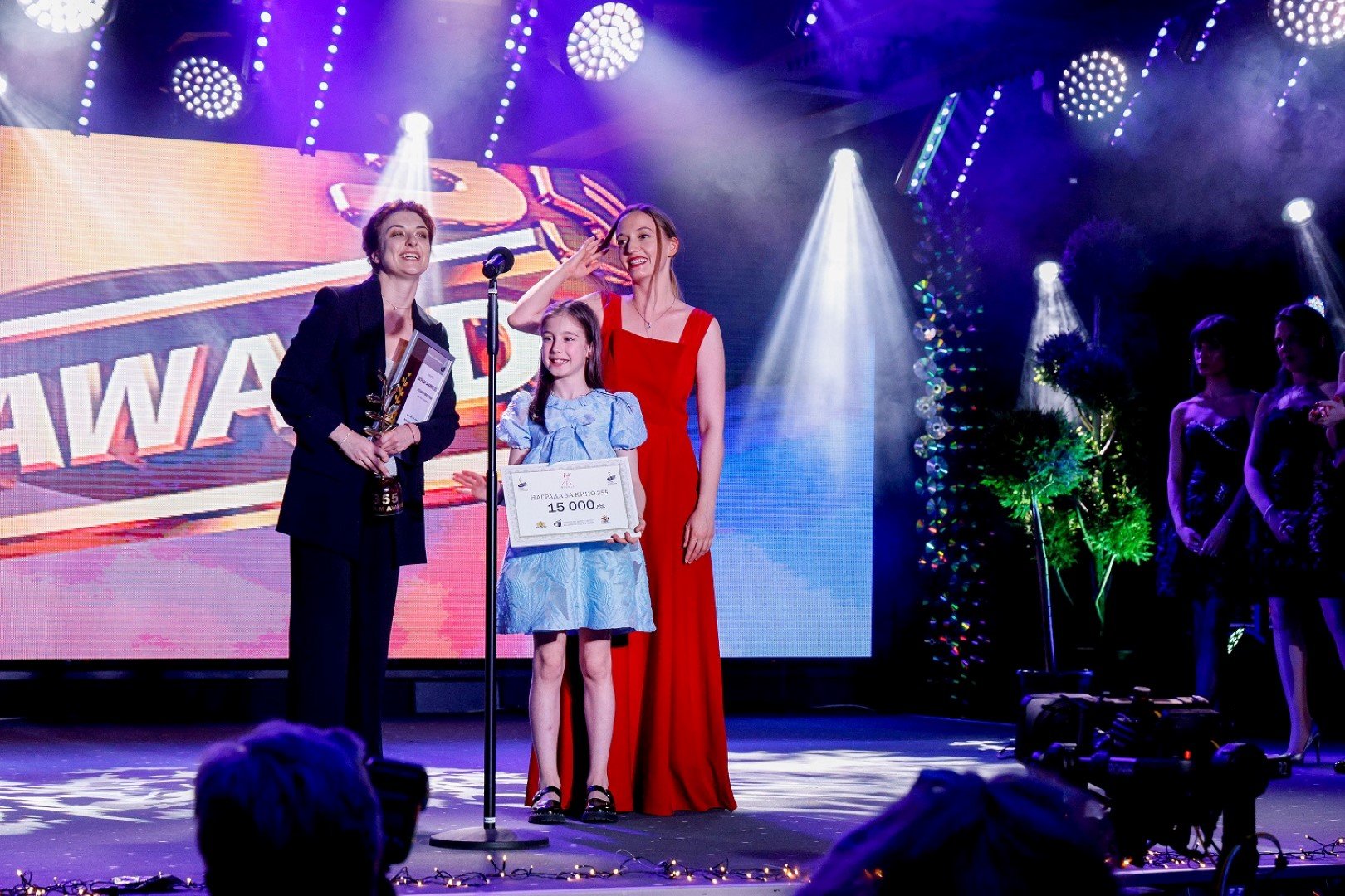 Теодора Чингарова излезе на сцената в компанията на двете си главни актриси - прекрасните Лилия Нова и 9 годишната Деа Митрева от "Бон-Бон"
