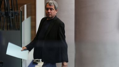 Нежелание темата за доклада да влиза в пленарната зала изразиха