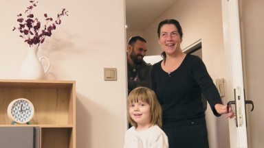 "Бригада Нов дом" ще ремонтира дома на самотна майка и малката й дъщеричка