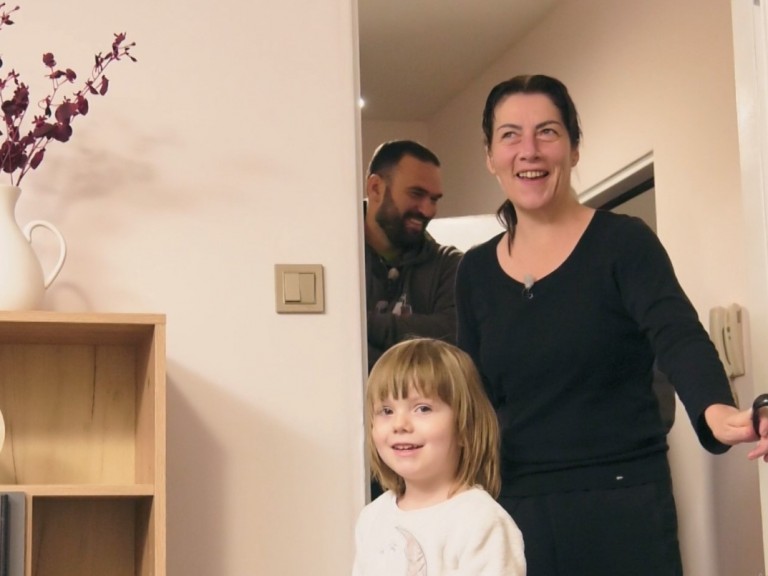 "Бригада Нов дом" ще ремонтира дома на самотна майка и малката й дъщеричка