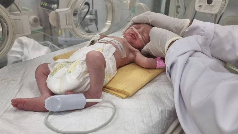 Лекарите в Газа не успяха да спасят бебето, извадено живо от утробата на убитата си майка