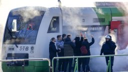 Пожар избухна във влак в Германия след аварийно спиране, има пострадали