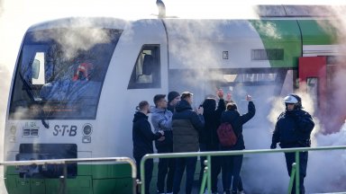 Пожар избухна във влак в Германия след аварийно спиране, има пострадали