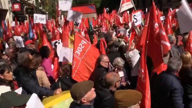Многохиляден митинг призова испанския премиер да остане на поста (видео)