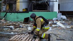 Руски дронове удариха хотел и корабостроителница в Николаев