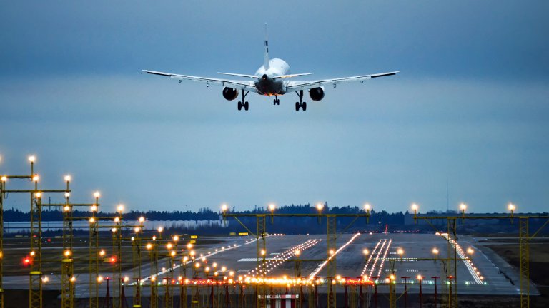 Разследват 20 авиокомпании в Европа заради подвеждащи послания